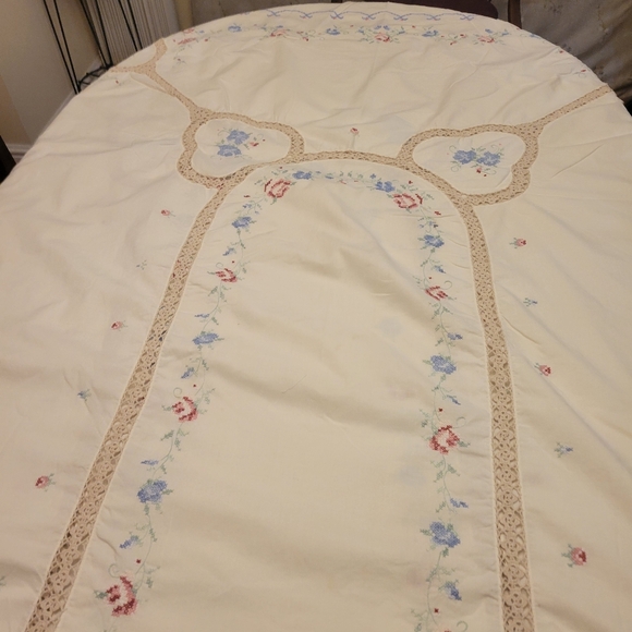 Vintage Bisque Hand Embroidered 66 x 115 Tablecloth with 12 Matching Napkins - Picture 7 of 11